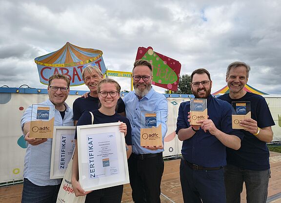 Freude über erfolgreiche Auszeichnungen (von links): Stefan Borgmann (TASH), Olaf Prüß (Ochsenweg), Keke Vangerow (Ostseefjord Schlei), Claus Ruhe Madsen (Tourismusminister SH), Jan Voß (ADFC SH), Max Triphaus (Ostseefjord Schlei).