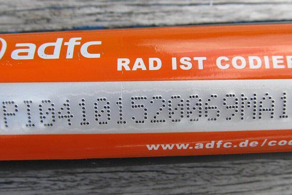 Muster Prägecodierung - orangener ADFC-Aufkleber "Rad ist codiert"