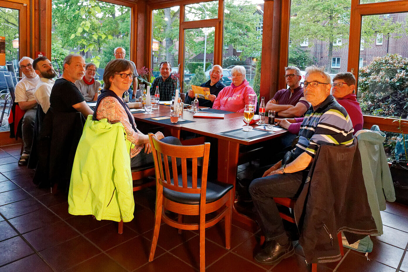 Gruppe von ADFC-Aktiven an einem großen Tisch