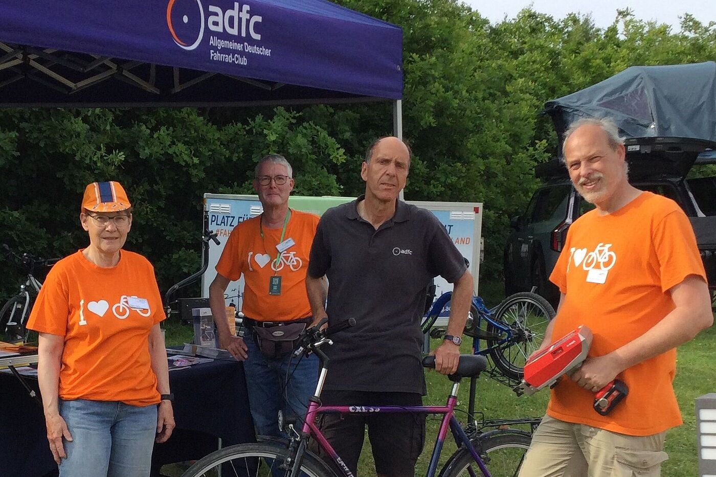 Vier Mitglieder des ADFC stehen vor dem Infostand.