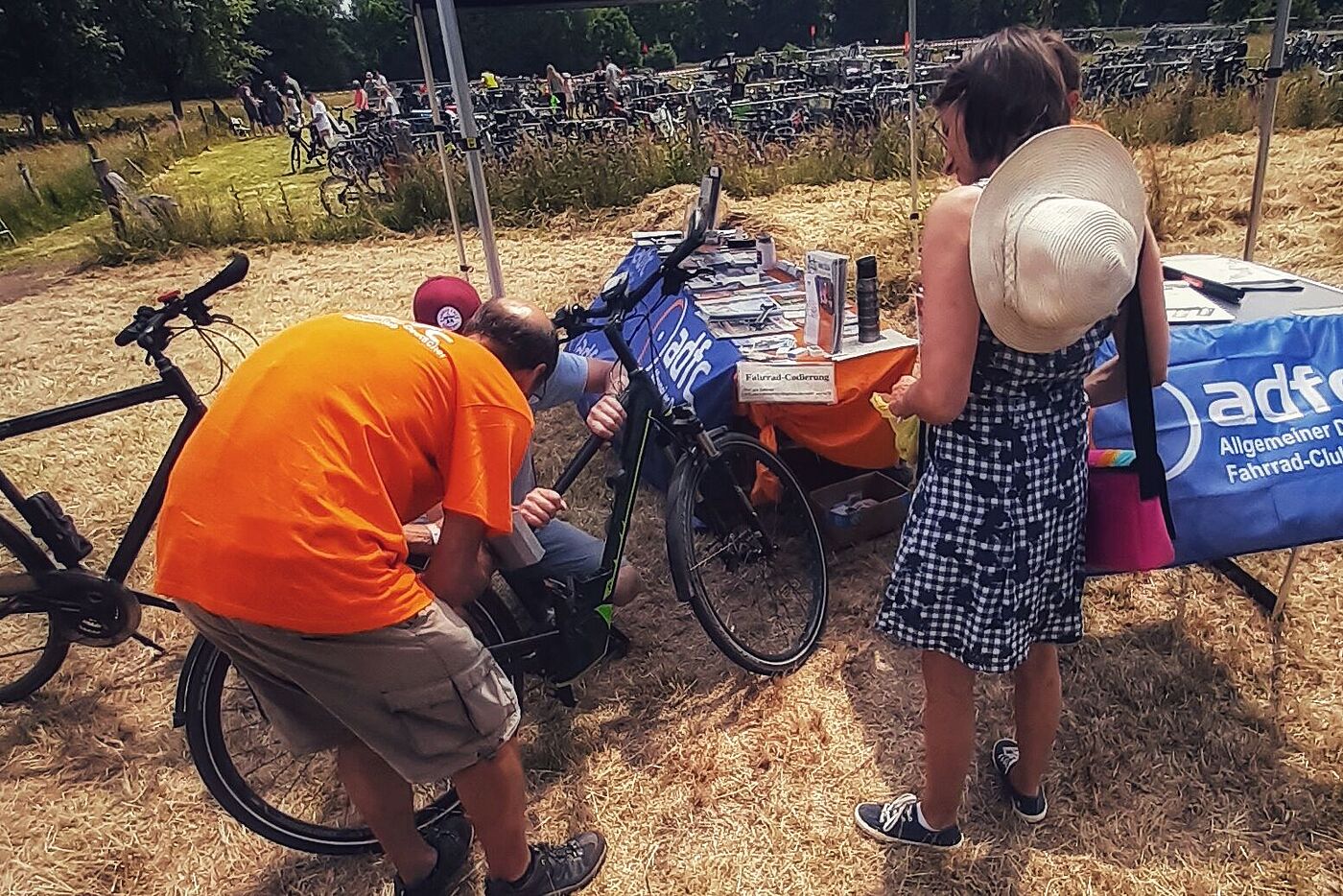 ADFC-Mitglied bei der Fahrradcodierung