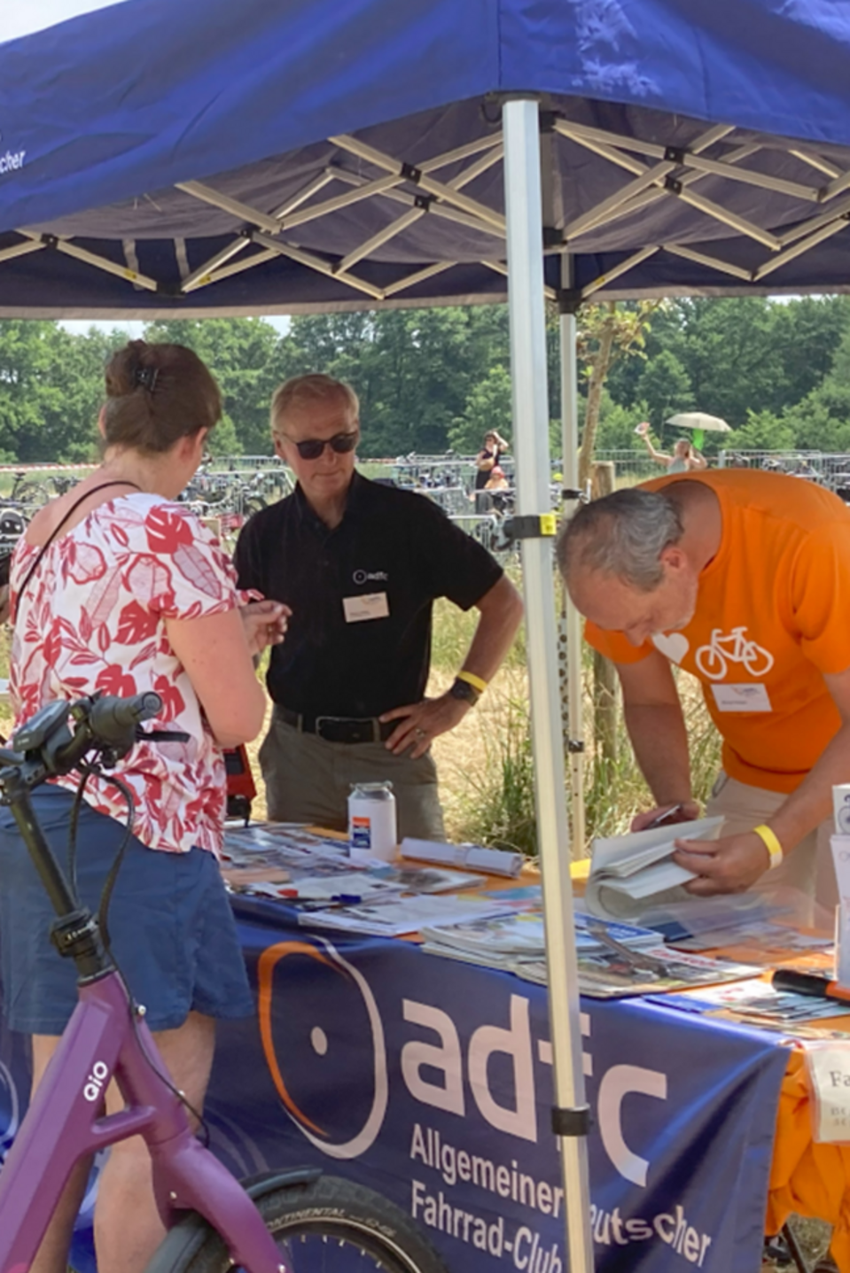 Infostand 2 ADFC-Aktive und 2 Besucher am ADFC-Infostand