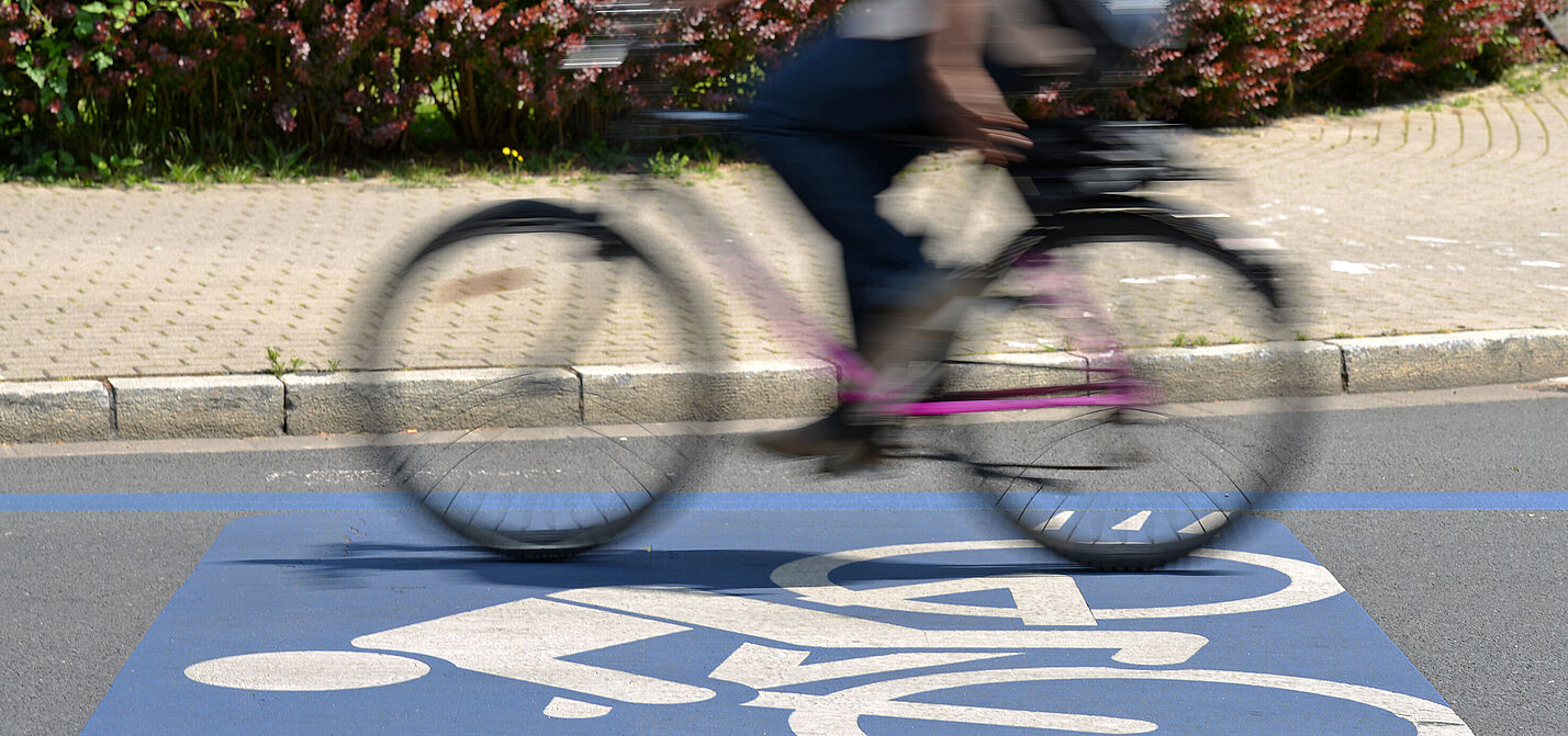 Gute Radinfrastruktur - eRadschnellweg in Göttingen Radschnellwegzeichen auf Asphalt mit Fahrrad